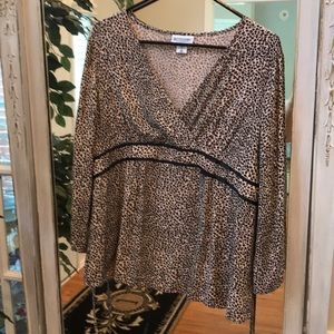 Motherhood Med Top Leopard w/ black trim ( bows)
